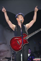 组图：陶喆自曝明年完婚 Live演唱泪眼忆亡父