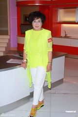 组图：罗嘉良亮相无线饮食节目晒爱的纹身