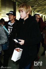 组图：TEENTOP现身机场 飞往台湾开个唱