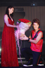 组图：吴克群发新专辑 单膝下跪示爱徐若瑄