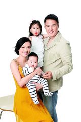 组图：张庭产子后登封面 一家四口全家福首曝光