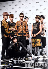 组图：韩新男团防弹少年团出道嘻哈玩转乐坛