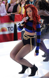 高清组图：蕾哈娜红发网袜性感演出  发型别致