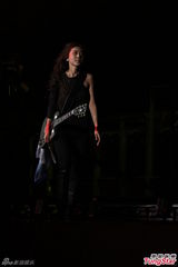 组图：陈绮贞演唱会男友现身 豪放上演女女舌吻