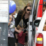 高清图：安吉丽娜-朱莉带子女出行 辣妈黑超遮面