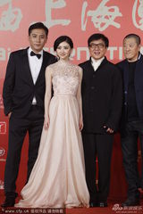 组图：《警察故事2013》成龙携刘烨景甜亮相