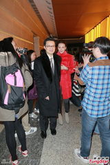 陈晓东与新婚妻子见媒体 深情一吻场面感动(图)