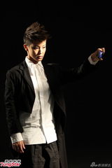 组图：何韵诗以全黑打扮拍新歌《无脸人》MV