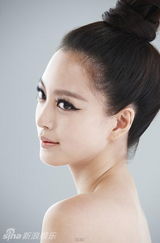 组图：韩星韩艺瑟化妆品写真曝光 肌肤如雪性感俏丽