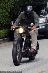 组图：贝克汉姆变身机车男 卖汽车骑摩托拉风十足