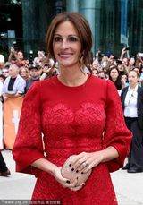 组图：《八月》首映 大嘴朱莉娅-罗伯茨红裙美艳