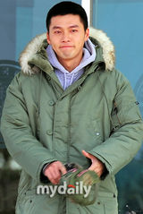 组图：韩国演员玄彬入伍现场 流泪表达谢意