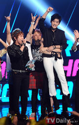 组图：《M Countdown》FTIsland回归荣获第一