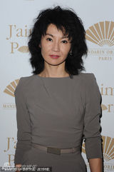 组图：张曼玉亮相巴黎 复古裙装时尚大气