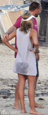 组图：曝超模海蒂-克鲁姆与保镖海滩亲密疑有新恋情