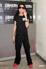 幻灯图：莫文蔚黑衣扮潮女 薛凯琪懒理“艳照门”