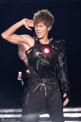 组图：吴克群个唱湿身秀腹肌 和女模互摸掀高潮