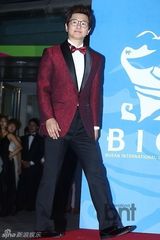 组图：韩国际喜剧节红毯挤胸熊抱肉搏精彩不断