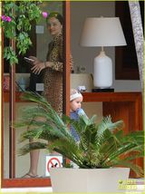 组图：米兰达带儿子海边度假 小家伙卖萌咬奶瓶