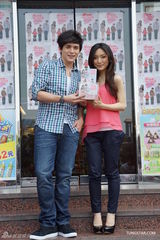 组图：倪安东欲领养贫苦小孩 阎奕格街头募款