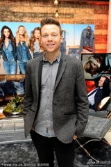 组图：范宁黑裙抱膝拍写真展青春活力