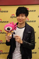 组图：林俊杰做客新浪聊天 吐舌卖萌酒窝俏皮