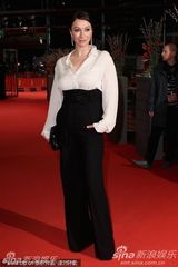 《我最好的敌人》首映 斯特劳斯玩黑白配展风情