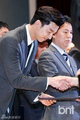 组图：河智苑孔侑出席纳税活动 获总统表彰