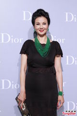 组图：钟楚红张曼玉同台亮相 全智贤露香肩