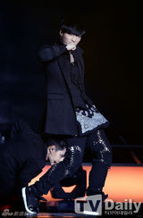 组图：EXO办回归秀咆哮掀高潮 女歌迷激动晕倒