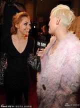 组图：麦莉格莱美派对清新风 收敛性感变俏皮