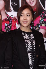 组图：韩女子团体T-ARA首度抵台 粉丝热情引恐慌