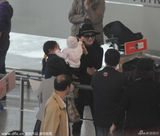 组图：黄奕获女儿接机露笑意 爱女调皮摘墨镜