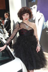 组图：何超仪代言珠宝排场大 北京演出反响佳或北上