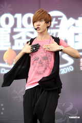 幻灯图：唐禹哲与彭于晏扮帅气选手大玩街舞