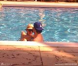 幻灯：传希拉里达芙已与男友订婚 海边度假秀钻戒