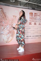 组图：葛仲珊获最佳新人奖 登台表演花裙抢镜