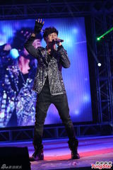 组图：严爵挑战唱跳险破音 林俊杰压轴热舞