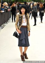 组图：张曼玉亮相伦敦时装周 帅气装扮看秀