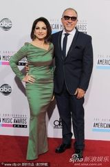 组图：全美音乐奖红毯女星争艳 比伯亲老妈鸟叔搞怪