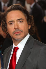 高清图：小罗伯特-唐尼携爱妻亮相 身姿威武挺拔