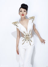 组图：歌手丁晓红性感红唇大尺度裸背写真