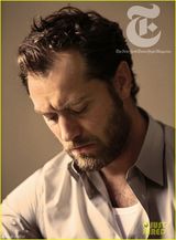 组图：裘德-洛英伦范儿熟男写真 皱眉搞怪贴车窗