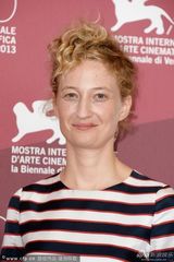 组图：《巴勒莫狂花》发布 洛尔瓦彻条纹装现身