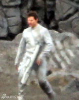 组图：阿汤哥冰岛独自拍戏戒指仍未摘