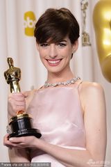 组图：奥斯卡后台-安妮-海瑟薇高举奖杯笑开花