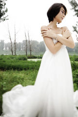 戚薇为新单曲身披婚纱 羡慕闺蜜董璇婚期将近(组图)