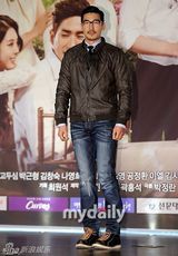 组图：郑柔美高斗心等宣传《妈妈的庭院》