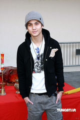 幻灯：劲歌颁奖礼拜神 四大公司歌手缺席杨千嬅失落