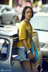 组图：童瑶短裤时尚街拍演绎安静活泼双生花